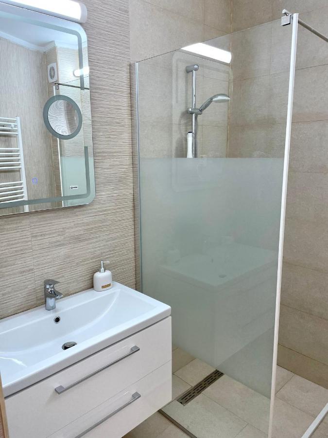 Caprice Deluxe Accomodation โดรเบตา-ตูร์นู เซเวริน ภายนอก รูปภาพ